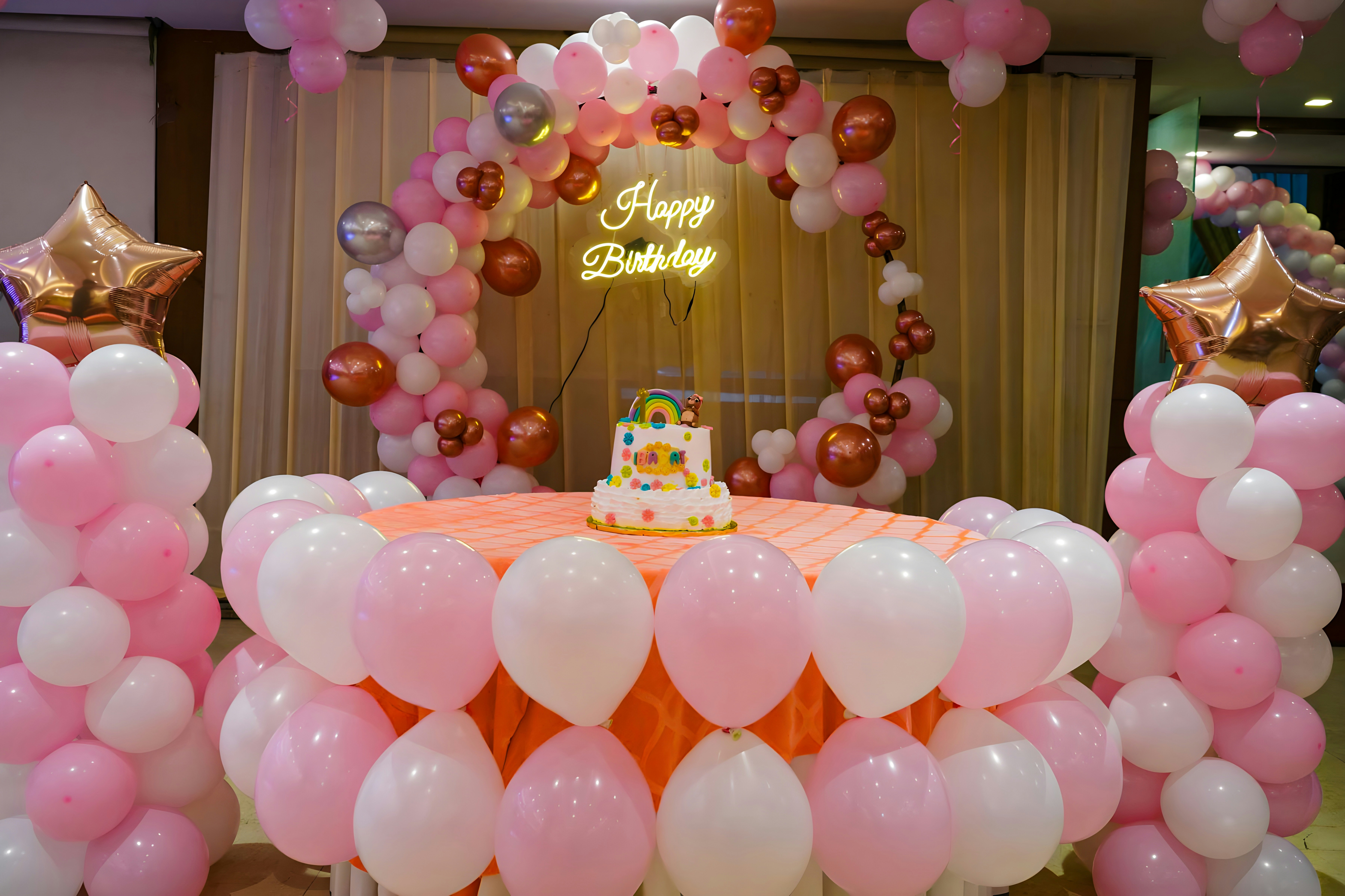 Cumpleaños con globos y bizcocho